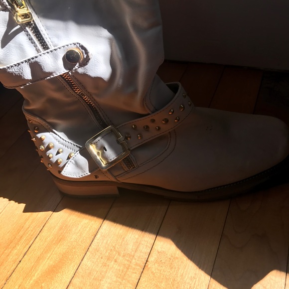 NEVER WORN EUROPEAN ANKLE BOOTIES - Picture 5 of 6